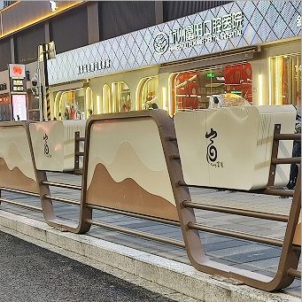 道路兩旁花箱護(hù)欄
